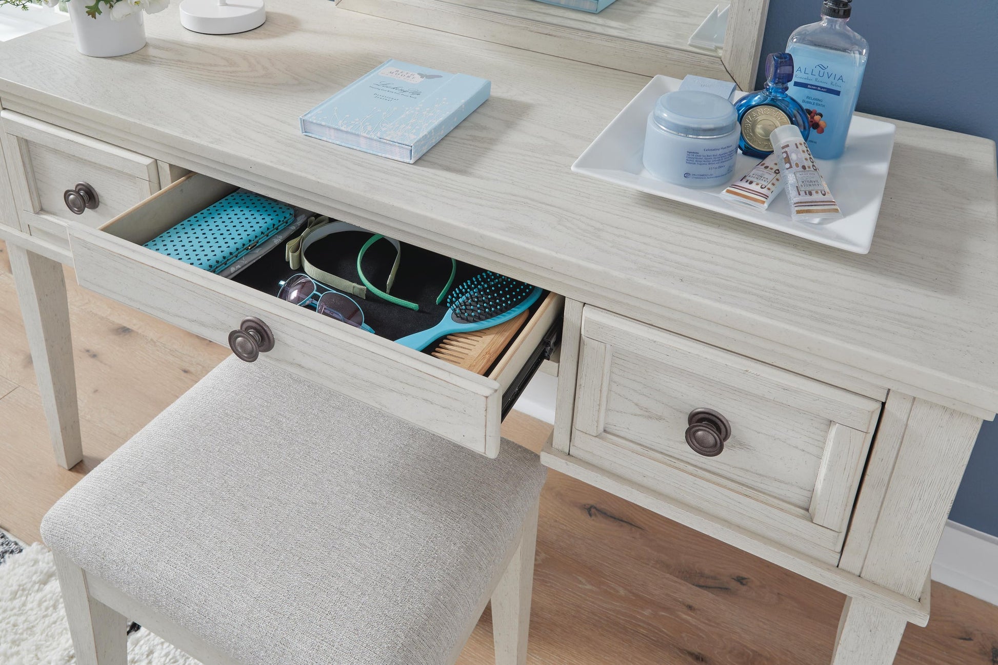 Robbinsdale Vanity/UPH Stool (2/CN) - Discount Furniture Connection